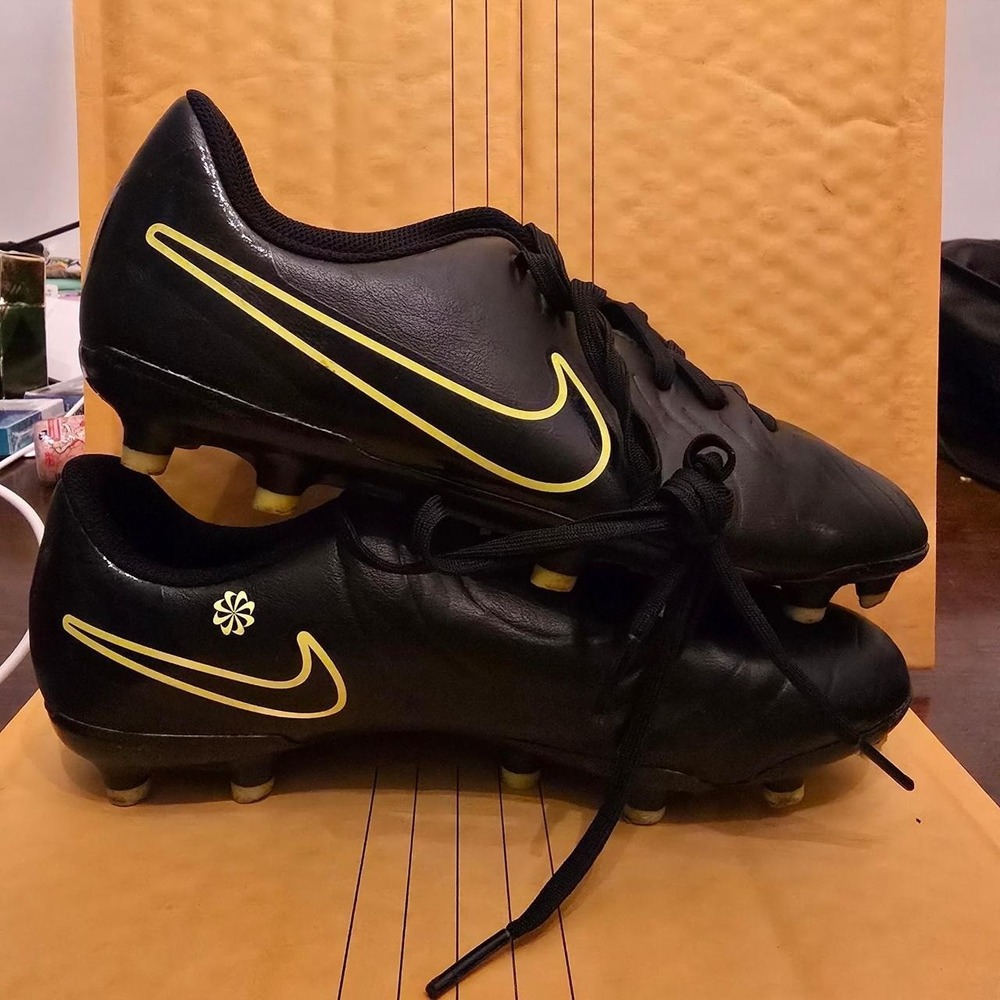 Nike Jr. Tiempo Legend 10 Club MG soccer cleats 5Y
